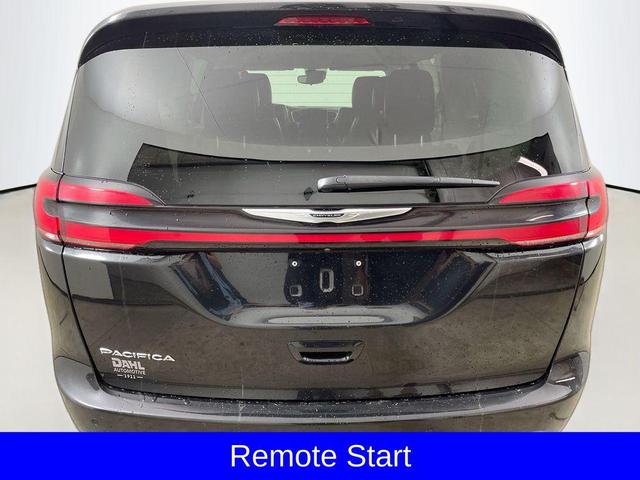 Photo of 2023 Brilliant Black Crystal Pearlcoat Chrysler Pacifica