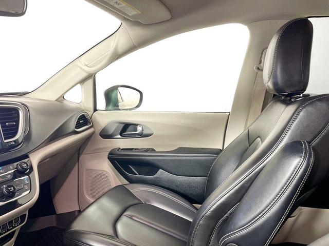 Photo of 2023 Brilliant Black Crystal Pearlcoat Chrysler Pacifica