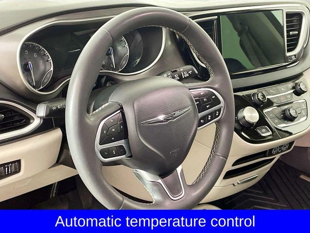 Photo of 2023 Brilliant Black Crystal Pearlcoat Chrysler Pacifica