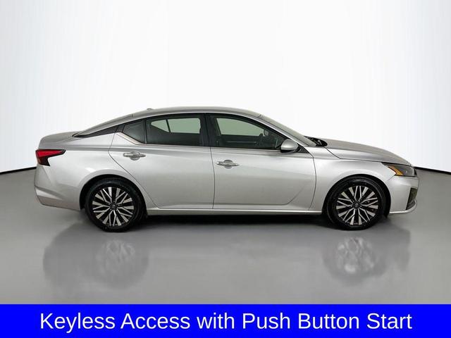 Photo of 2023 Brilliant Silver Metallic Nissan Altima