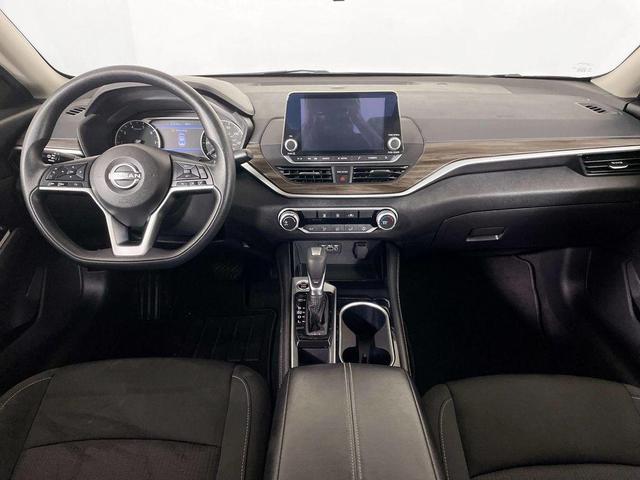 Photo of 2023 Brilliant Silver Metallic Nissan Altima