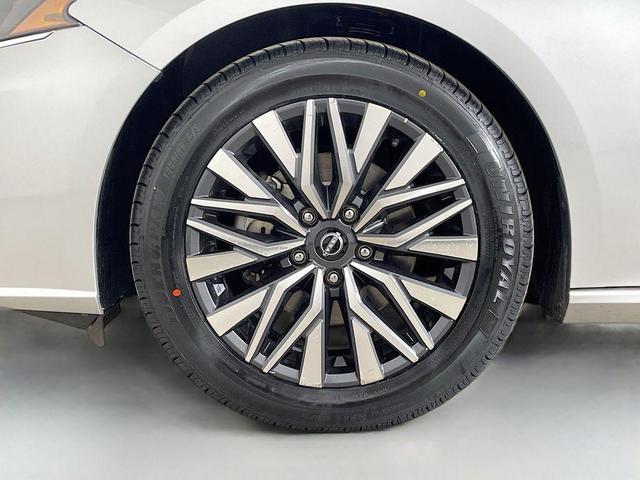 Photo of 2023 Brilliant Silver Metallic Nissan Altima