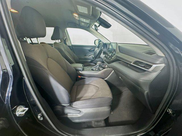 Photo of 2022 Midnight Black Metallic Toyota Highlander