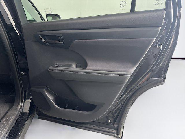Photo of 2022 Midnight Black Metallic Toyota Highlander