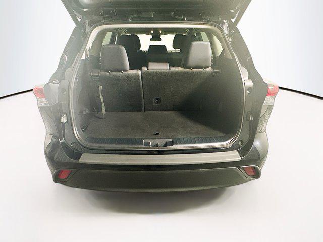 Photo of 2022 Midnight Black Metallic Toyota Highlander