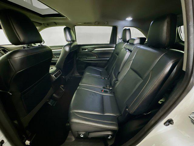 Photo of 2017 Blizzard Pearl Toyota Highlander
