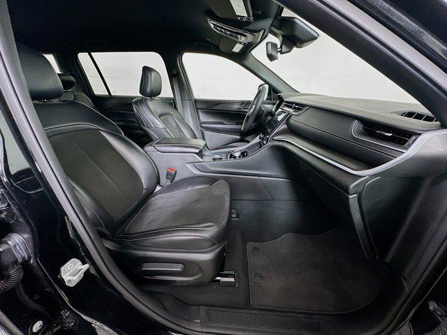 Photo of 2024 Diamond Black Crystal Pearlcoat Jeep Grand Cherokee L