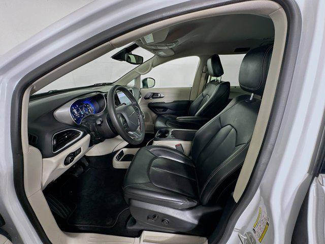 Photo of 2023 Bright White Clearcoat Chrysler Pacifica