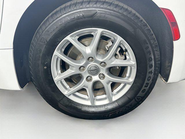 Photo of 2023 Bright White Clearcoat Chrysler Pacifica