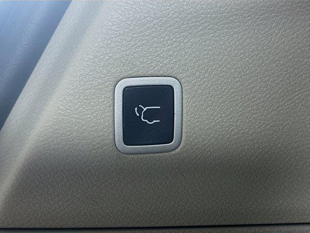 Photo of 2023 Bright White Clearcoat Chrysler Pacifica