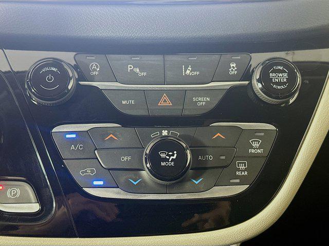Photo of 2023 Bright White Clearcoat Chrysler Pacifica