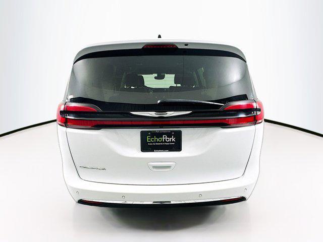 Photo of 2023 Bright White Clearcoat Chrysler Pacifica