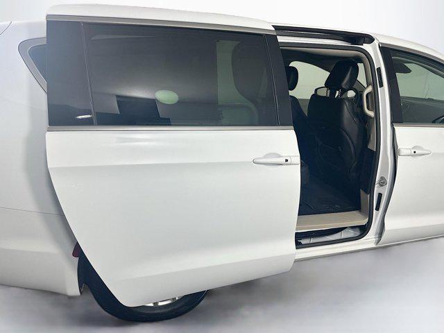 Photo of 2023 Bright White Clearcoat Chrysler Pacifica