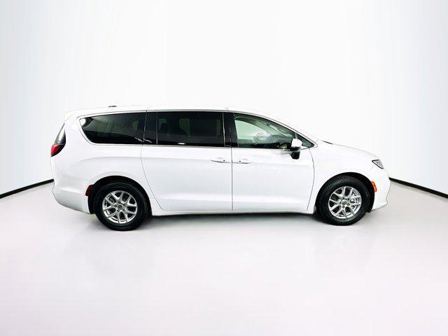 Photo of 2023 Bright White Clearcoat Chrysler Pacifica