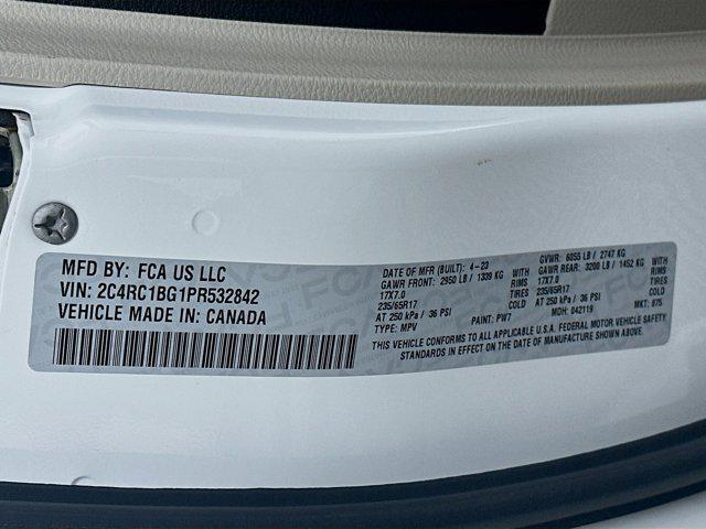 Photo of 2023 Bright White Clearcoat Chrysler Pacifica
