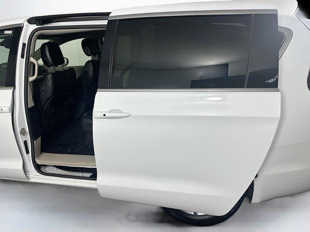 Photo of 2023 Bright White Clearcoat Chrysler Pacifica