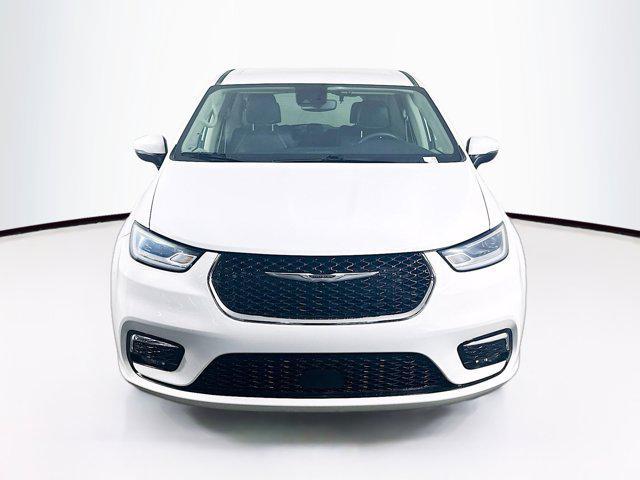Photo of 2023 Bright White Clearcoat Chrysler Pacifica