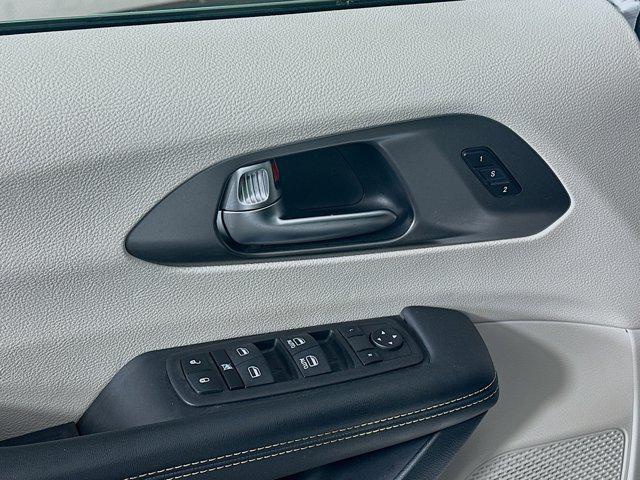 Photo of 2023 Bright White Clearcoat Chrysler Pacifica