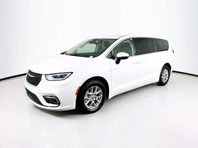 Photo of 2023 Bright White Clearcoat Chrysler Pacifica
