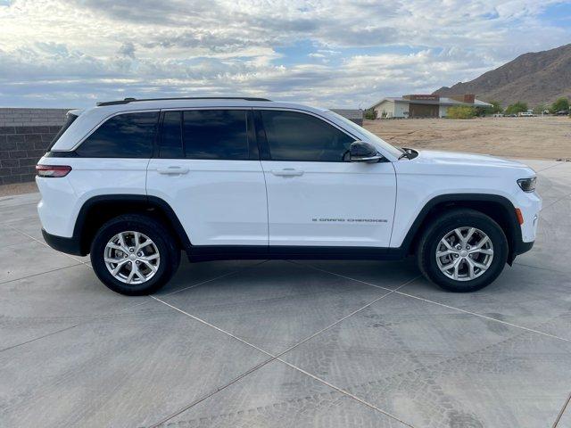 Photo of 2024 Bright White Clearcoat Jeep Grand Cherokee