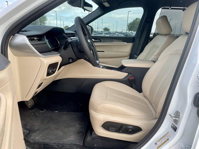 Photo of 2024 Bright White Clearcoat Jeep Grand Cherokee