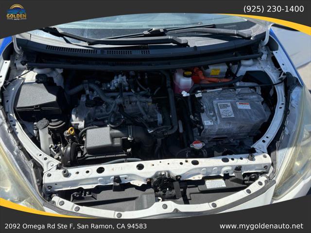 Photo of 2016 Super White Toyota Prius c