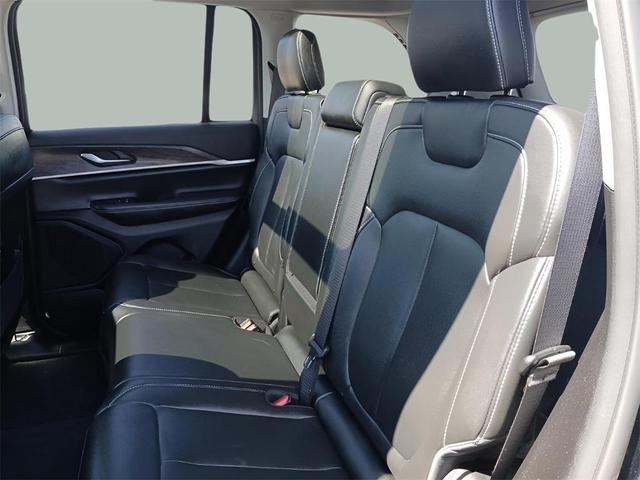 Photo of 2023 Diamond Black Crystal Pearlcoat Jeep Grand Cherokee