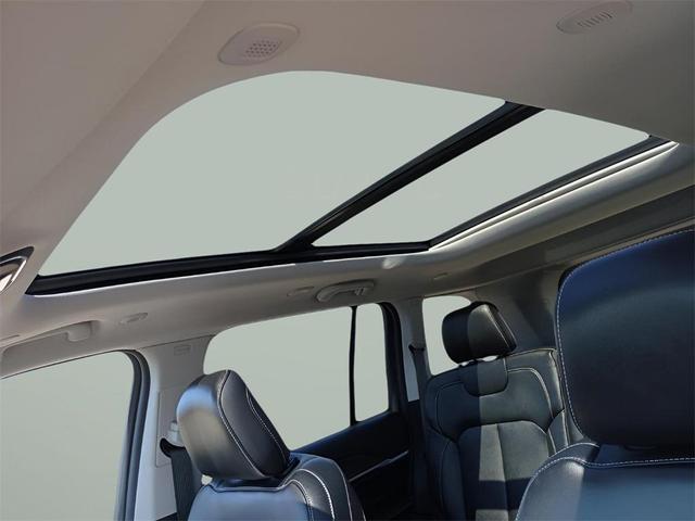 Photo of 2023 Diamond Black Crystal Pearlcoat Jeep Grand Cherokee