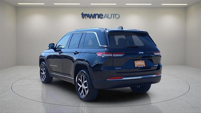 Photo of 2023 Diamond Black Crystal Pearlcoat Jeep Grand Cherokee