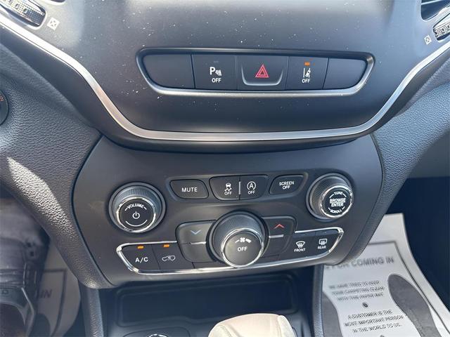 Photo of 2021 Bright White Clearcoat Jeep Cherokee