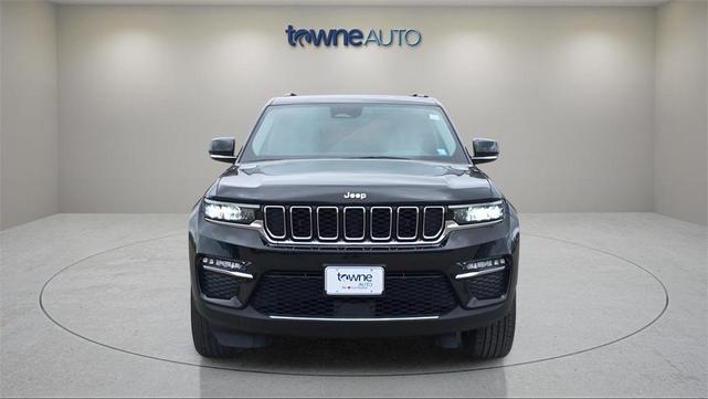 Photo of 2023 Diamond Black Crystal Pearlcoat Jeep Grand Cherokee