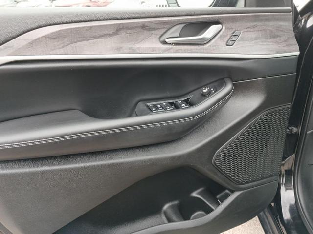 Photo of 2023 Diamond Black Crystal Pearlcoat Jeep Grand Cherokee