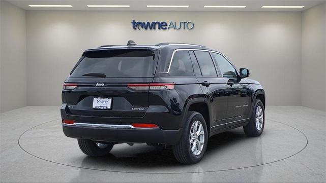 Photo of 2023 Diamond Black Crystal Pearlcoat Jeep Grand Cherokee