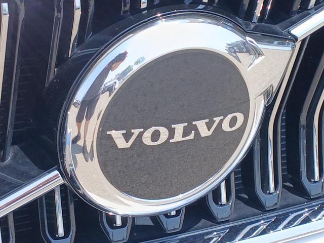 Photo of 2025 Crystal White Pearl Volvo XC40
