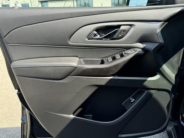 Photo of 2023 Mosaic Black Metallic Chevrolet Traverse