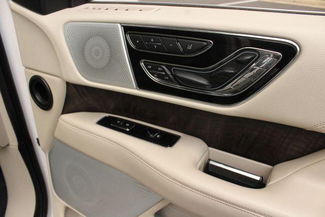 Photo of 2018 White Lincoln Navigator