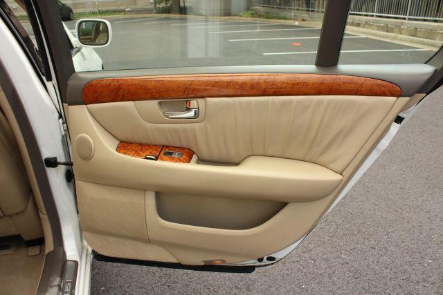 Photo of 2005 White Lexus LS 430