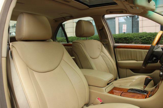 Photo of 2005 White Lexus LS 430