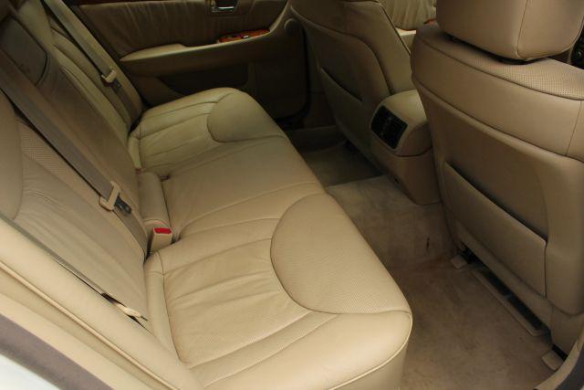 Photo of 2005 White Lexus LS 430