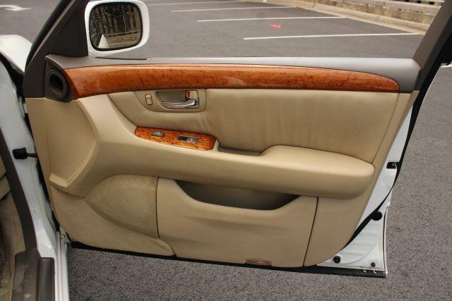 Photo of 2005 White Lexus LS 430