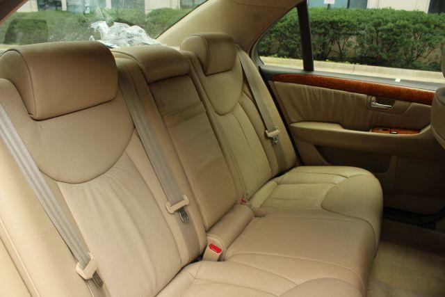 Photo of 2005 White Lexus LS 430
