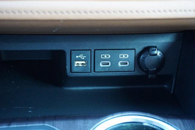 Photo of 2023 Midnight Black Metallic Toyota Highlander