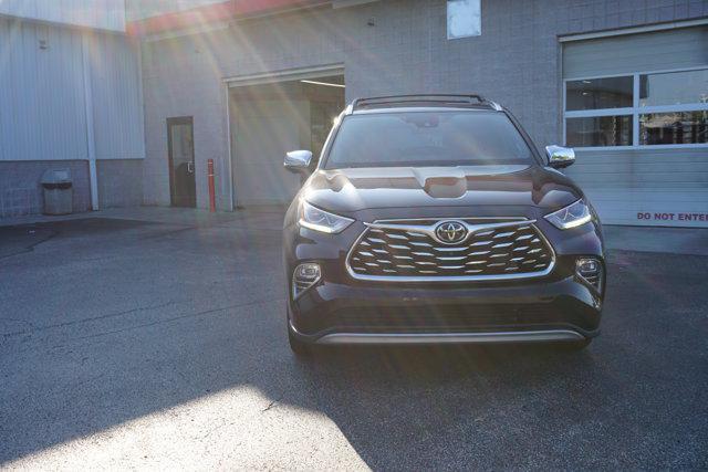 Photo of 2023 Midnight Black Metallic Toyota Highlander