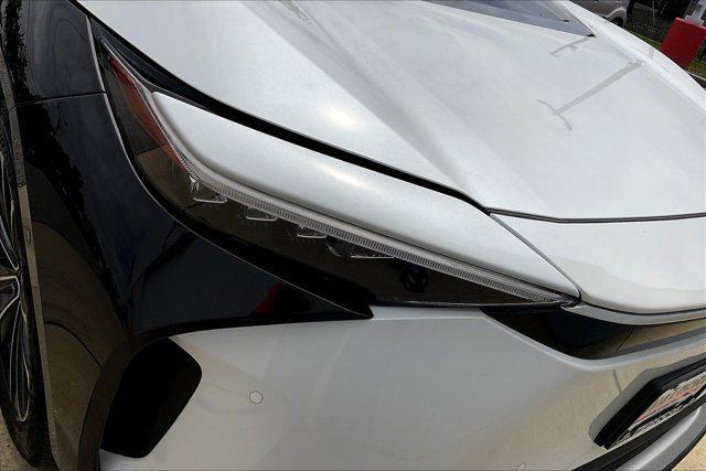 Photo of 2024 Wind Chill Pearl w/Black Roof Toyota bZ4X