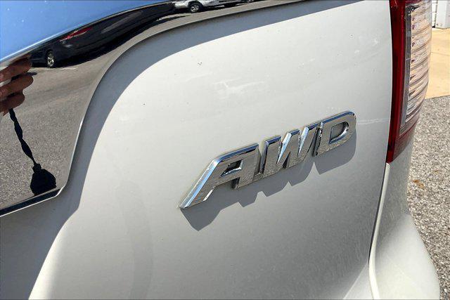 Photo of 2016 White Diamond Pearl Honda CR-V