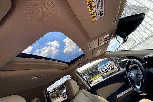 Photo of 2016 White Diamond Pearl Honda CR-V