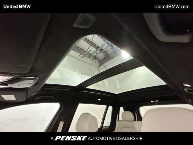 Photo of 2019 Black Sapphire Metallic BMW X7