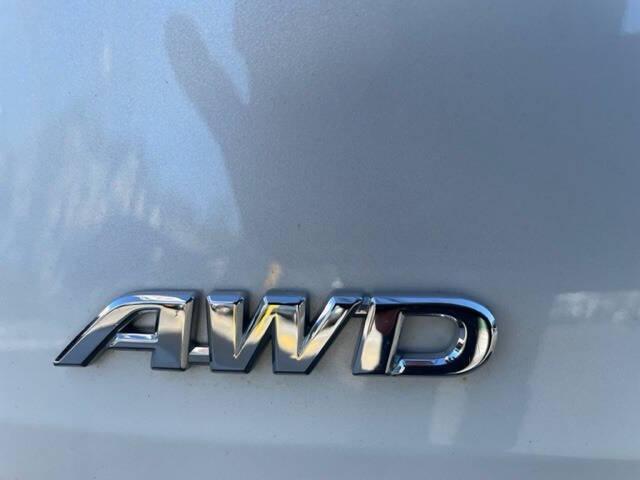 Photo of 2021 White Toyota Sienna