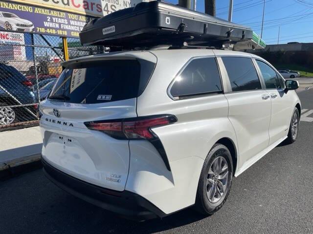 Photo of 2021 White Toyota Sienna