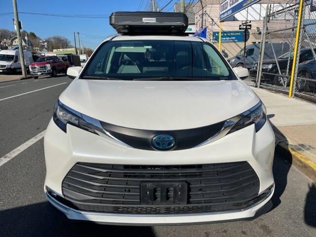 Photo of 2021 White Toyota Sienna